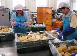 カット品の袋詰め作業