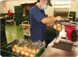 パッケージセンターで正確に袋詰め作業