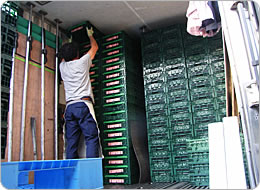 トラック内に隙間なくコンテナーを積込み