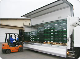 トラックへの積み込み作業